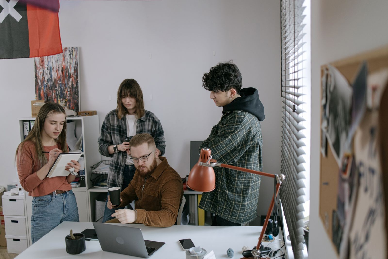 El equipo de Marketing Viral Plus en sus inicios, trabajando alrededor de un portátil